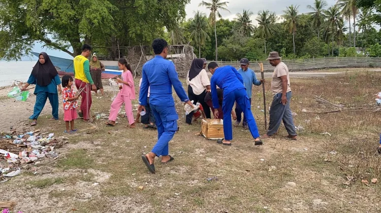 Semangat Gotong Royong Polisi Bersama Warga  Menjaga Pantai Sumbawa