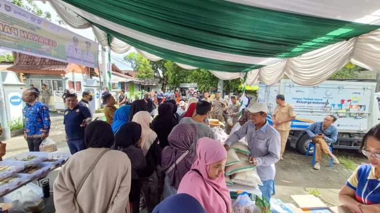 Jaga Daya Beli Warga, Satpol PP NTB Meriahkan HUT ke-76 dengan GPM