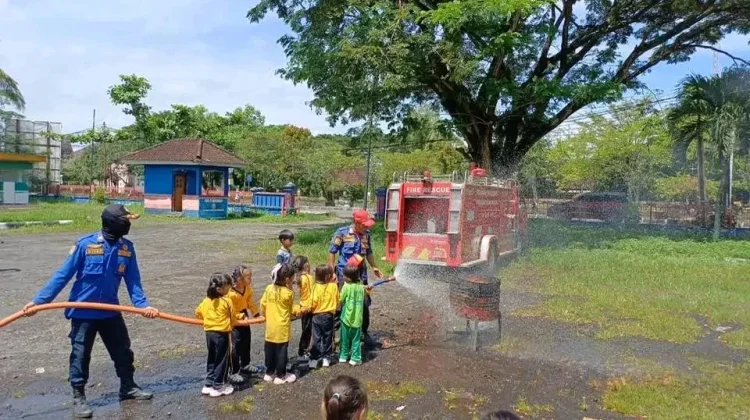 Edukasi Sejak Dini, Damkar Lombok Tengah Kenalkan Bahaya Kebakaran ke Anak TK