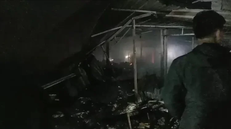 Kebakaran Pasar Peringgabaya Lombok Timur, 100 Los Hangus Terbakar