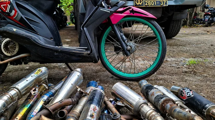 Polsek Bayan Razia Knalpot Brong di Pelabuhan Carik, Belasan Kendaraan Ditindak