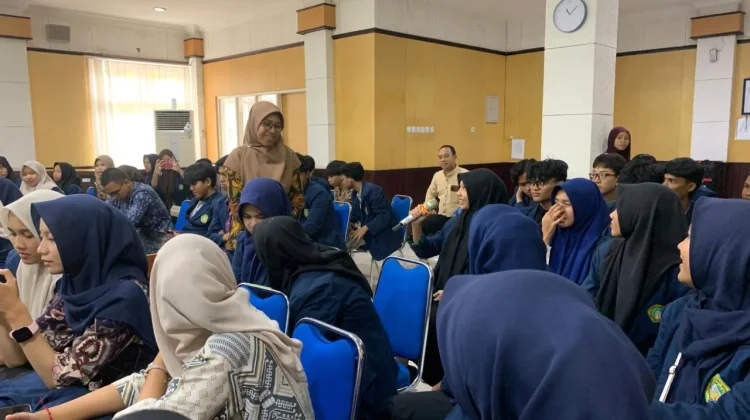 Outing Class ke BBPOM Mataram, Siswa MAN 1 Diedukasi Memilih Produk Aman
