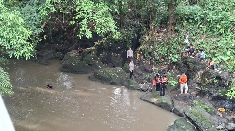 Remaja 13 Tahun Hanyut di Sungai Kuripan, SAR Mataram Lakukan Penyisiran