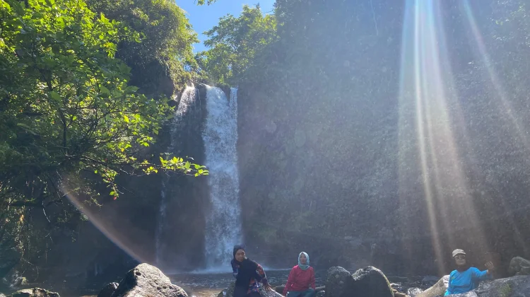 Elen Patih Air Terjun Tenang di tengah Alam