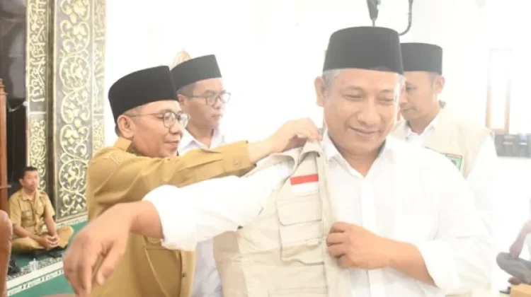 Bupati Najmul Titip Doa untuk KLU ke CJH saat Beribadah di Tanah Suci