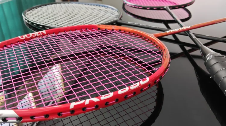 Sering Diabaikan! Cara Pilih Senar Raket Badminton yang Bikin Pukulan Lebih Enak