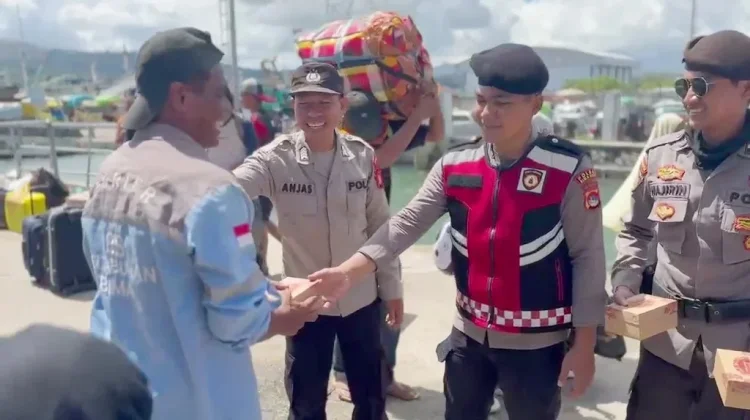 Polres Bima Kota Bagikan Snack kepada Buruh Pikul di Hari Buruh