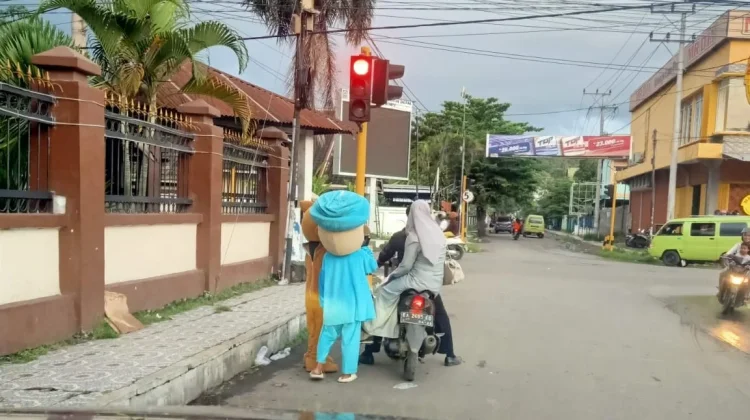 Badut Jalanan Libatkan Anak Kembali Marak di Dompu, Warga Minta Solusi Nyata