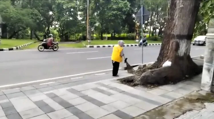 Di Balik Bersihnya Mataram, Ada Kerja Keras yang Tak Libur di Hari Buruh