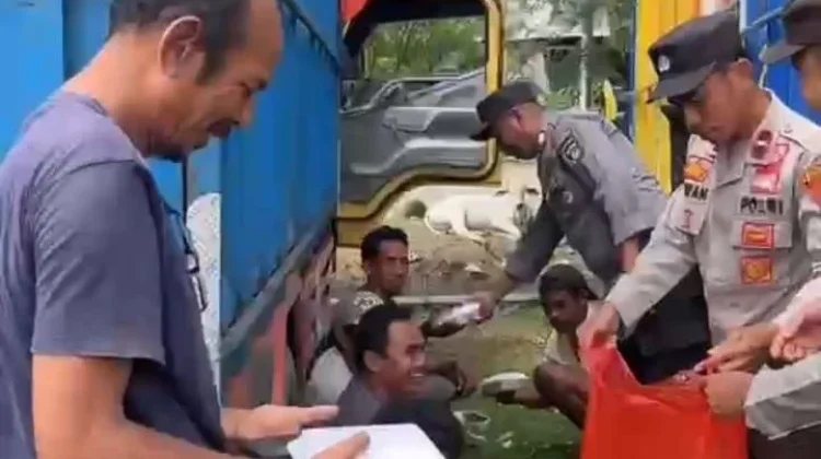 Hari Buruh, Polisi di Bima Turun Langsung Bantu Sopir dan Buruh