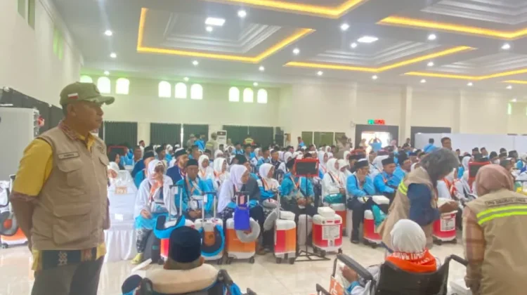 Polisi Kawal Ketat Keberangkatan Jamaah  Calon Haji Kloter 8 Asal Lombok Barat