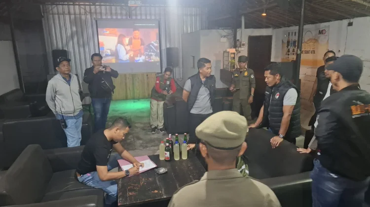 Razia Gabungan, Ratusan Botol Miras Ilegal Diamankan
