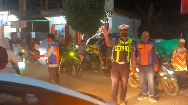 Satlantas Polres Bima Kabupaten Kawal Keberangkatan Jamaah Haji dari Bolo
