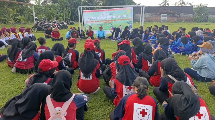 PMI Lombok Barat Hijaukan Bumi Bangun Generasi Peduli