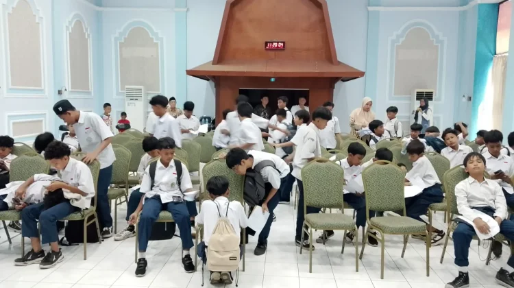 Dari Balik Studio RRI Mataram: Siswa MTS NM. AD. Dinul Qayyim Belajar Dunia Penyiaran