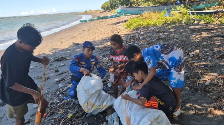 Polairud Polda NTB Bersama Anak-anak Pesisir Bersihkan Pantai Tanjung Luar