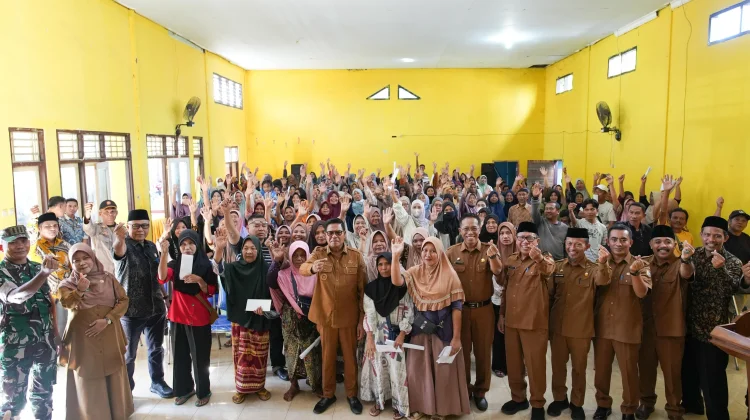 Bupati Lombok Timur Serahkan Bantuan untuk Korban Kebakaran Pasar Pringgabaya