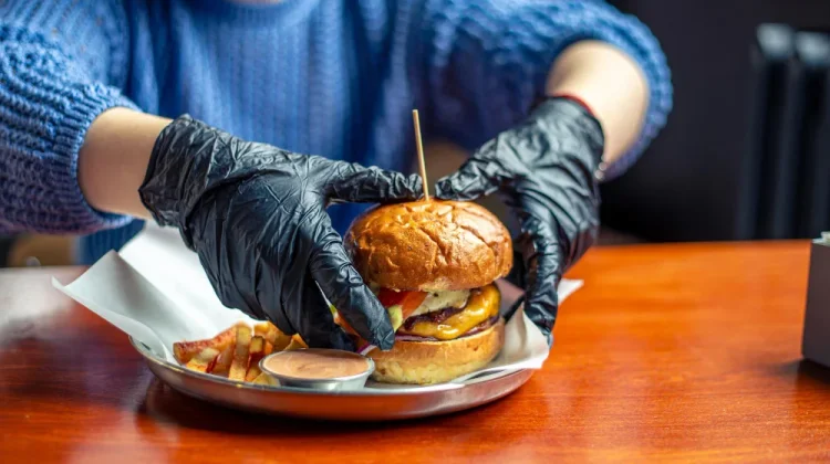 Sarung Tangan Plastik saat Makan, Lebih Higienis?