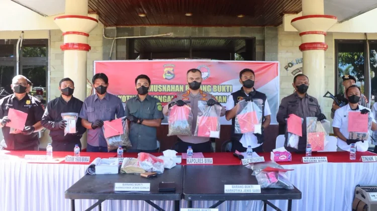 Polres Bima Musnahkan Ratusan Gram Narkotika dan Ribuan Botol Miras