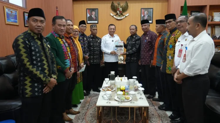 Dewan Pendidikan Serahkan Hasil Monev ke Wali Kota Bima