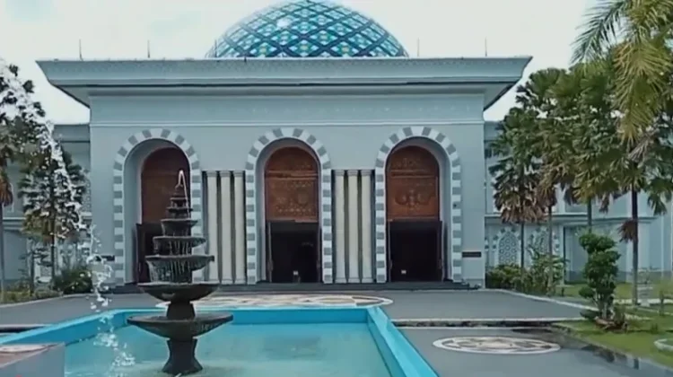 Aktivitas Masjid Agung Praya Ramai jelang Zuhur dan Ashar