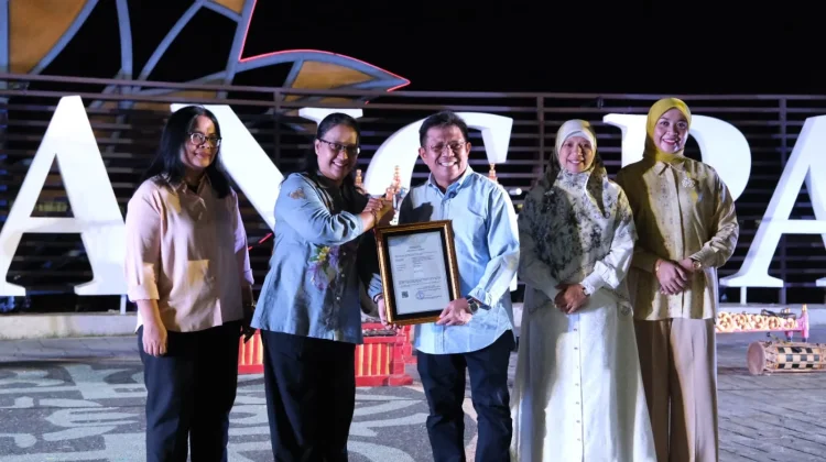 Kakanwil Kemenkum NTB Serahkan Sertifikat Merek “Car Free Nite” Lombok Barat