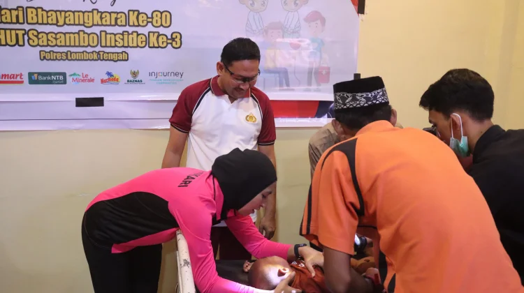 Khitanan Massal dan Donor Darah di Polres Loteng, 300 Kantung Darah Terkumpul