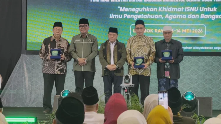 ISNU NTB Beri Penghargaan Tiga Tokoh Perempuan Inspiratif dari NU, NW, dan NWDI