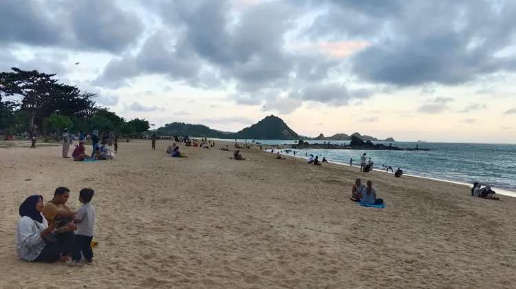 Jelang Sore Pantai Kuta Mandalika Ramai Dikunjungi Wisatawan