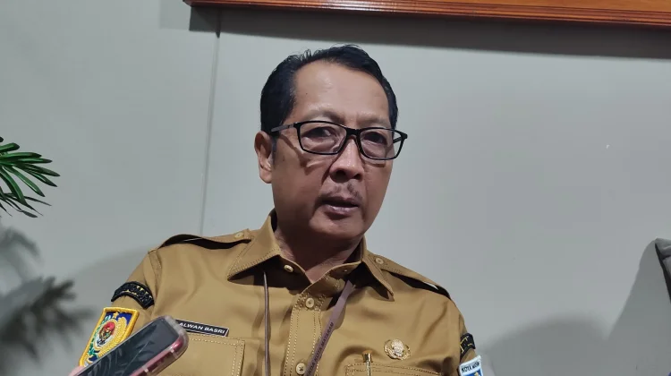Pejabat Pemkot Mataram Patungan Sapi Kurban