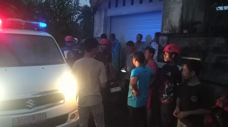 Warga Bagek Longgek Terseret Arus Gorong-Gorong, Damkarmat Lakukan Evakuasi