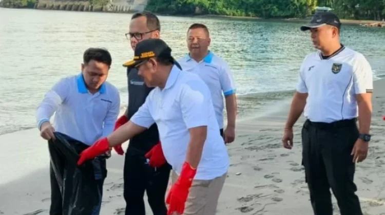 Dukung Kebersihan Kawasan Pantai, Polda NTB Ikut serta Gerakan Bersih Pantai