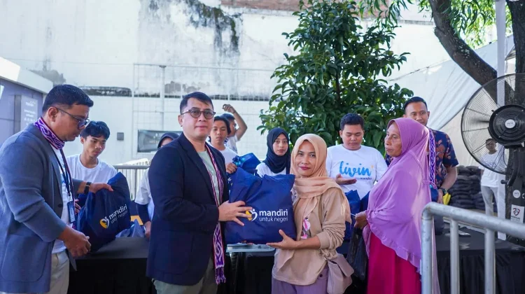 Bank Mandiri Salurkan 2.800 Paket Sembako untuk Warga Prasejahtera di Mataram