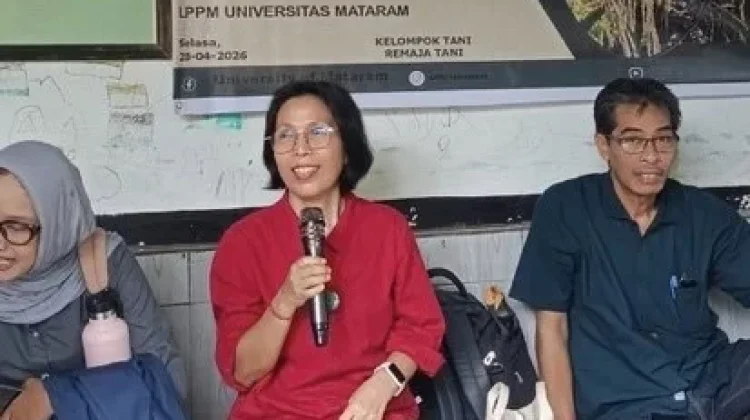 Dosen Fakultas Pertanian Unram Latih Petani Pengembur Produksi Input Organik