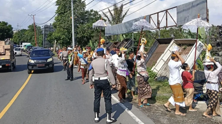 Polisi Atur Lalu Lintas saat Prosesi Ngeroras di Narmada