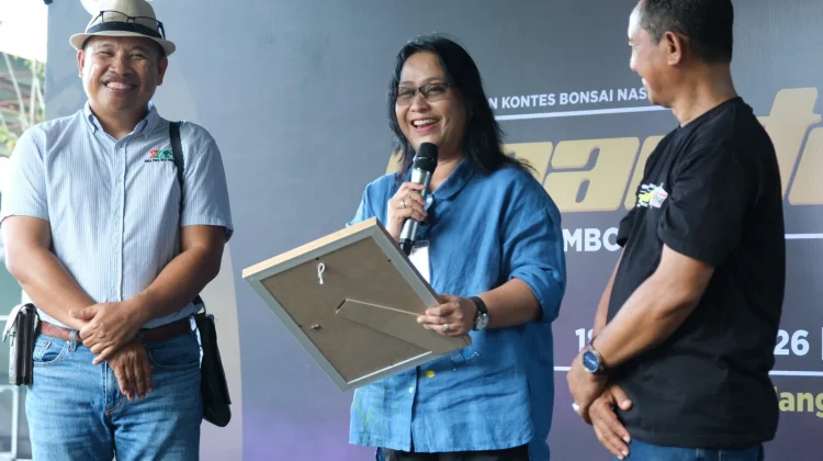 Kakanwil Kemenkum NTB Serahkan Sertifikat Hak Cipta Lagu Single The Max Mataram