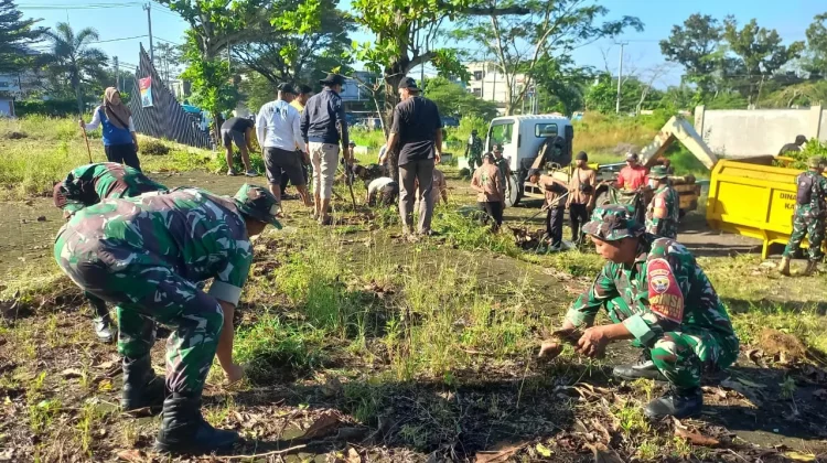TNI dan Warga Bersih-Bersih RTH Pasar Renteng