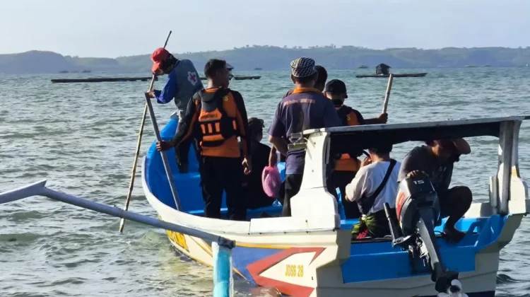 Tim SAR Gabungan Cari Nelayan Hilang di Perairan Teluk Awang