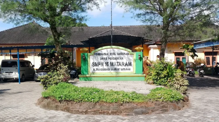 SMPN 16 Mataram Gratiskan Seragam demi Tingkatkan Minat Siswa Baru
