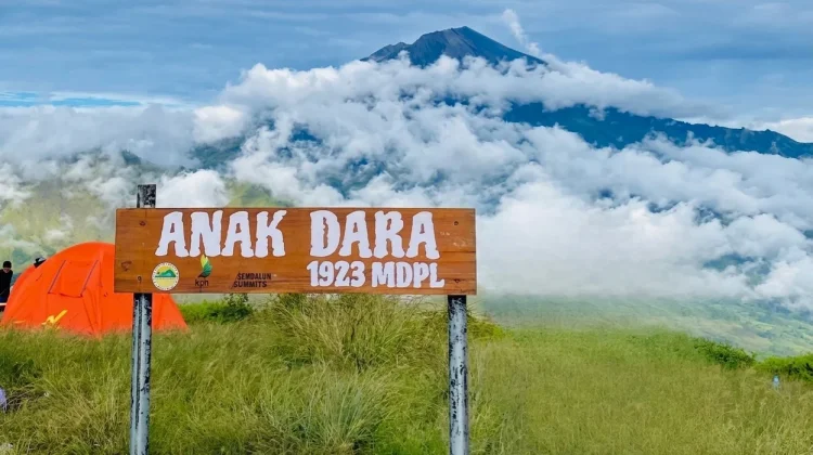Menembus Awan di Bukit Anak Dara