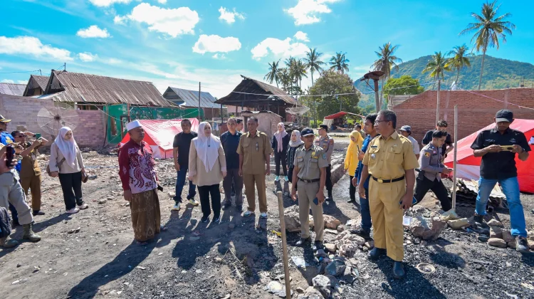 Wagub NTB Berikan Sapi Kurban dan Uang bagi Korban Kebakaran di Desa Lido