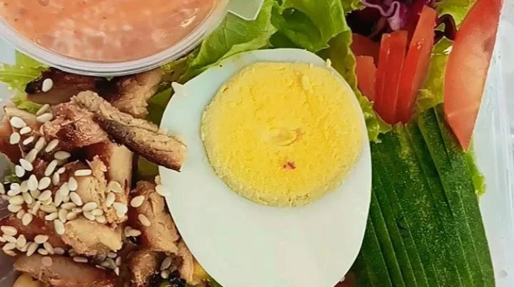 "Salad Sayur Jadi Tren Gaya Hidup Sehat,Digemari Anak Muda hingga Pekerja Kantoran"