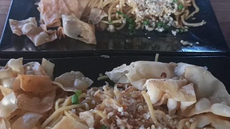 "Mie Pedas Viral Jadi Buruan Pecinta Kuliner"