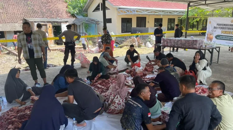 Polres Bima Kota Bagikan 1.100 Paket Daging Kurban  untuk Warga