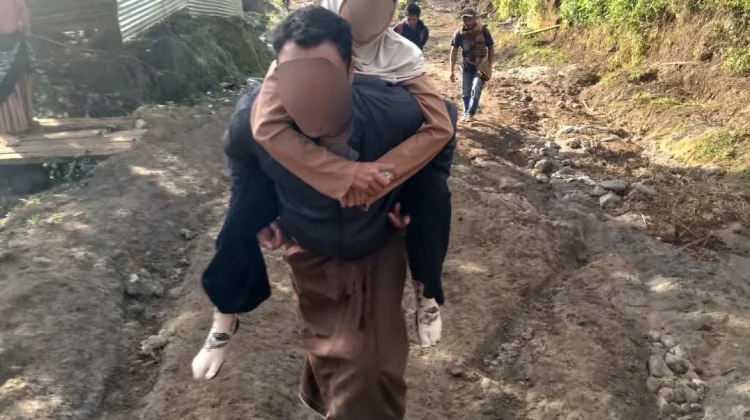Jalan Rusak, Bocah Baturotok Dibopong Ayah untuk Berobat