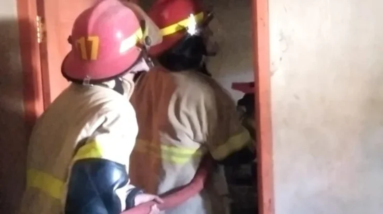 Damkarmat Lotim Berhasil Kendalikan Kebakaran Rumah di Paok Lombok