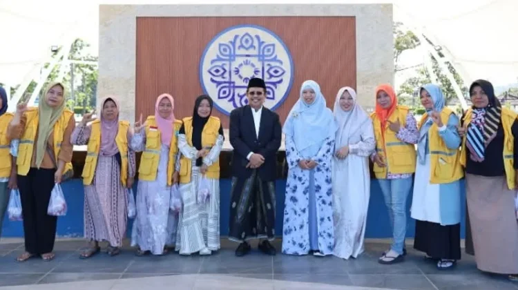 Bupati Lobar Bagikan Daging Kurban untuk Pahlawan Kebersihan