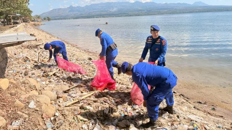 Jaga Kebersihan Wisata, Satpolairud Polres Bima Bersihkan Sampah di Pantai