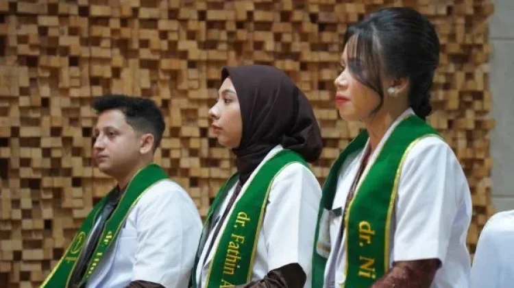 Unram Kukuhkan 8 Dokter Baru, Tekankan Integritas dan Pengabdian Kesehatan