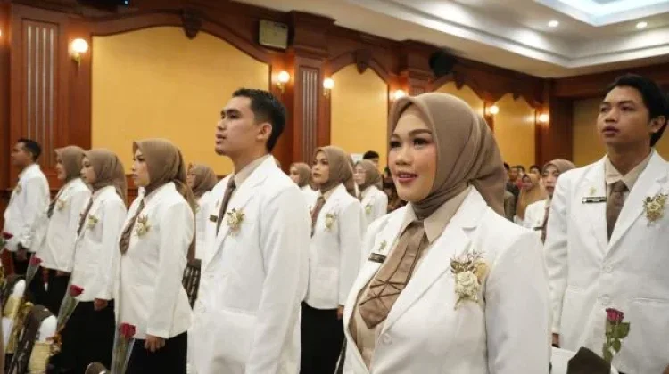 Unram Kukuhkan 40 Apoteker Baru, Lulus 100 Persen Tegaskan Mutu Pendidikan Profesi